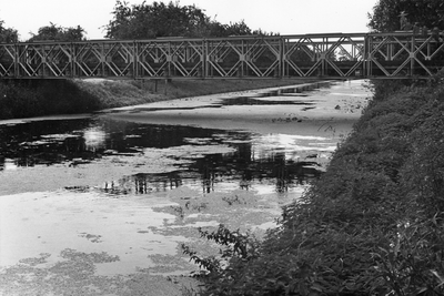 839234 Gezicht op de (tijdelijke) baileybrug over de Kromme Rijn in de Molenspoor te Werkhoven (gemeente Bunnik).